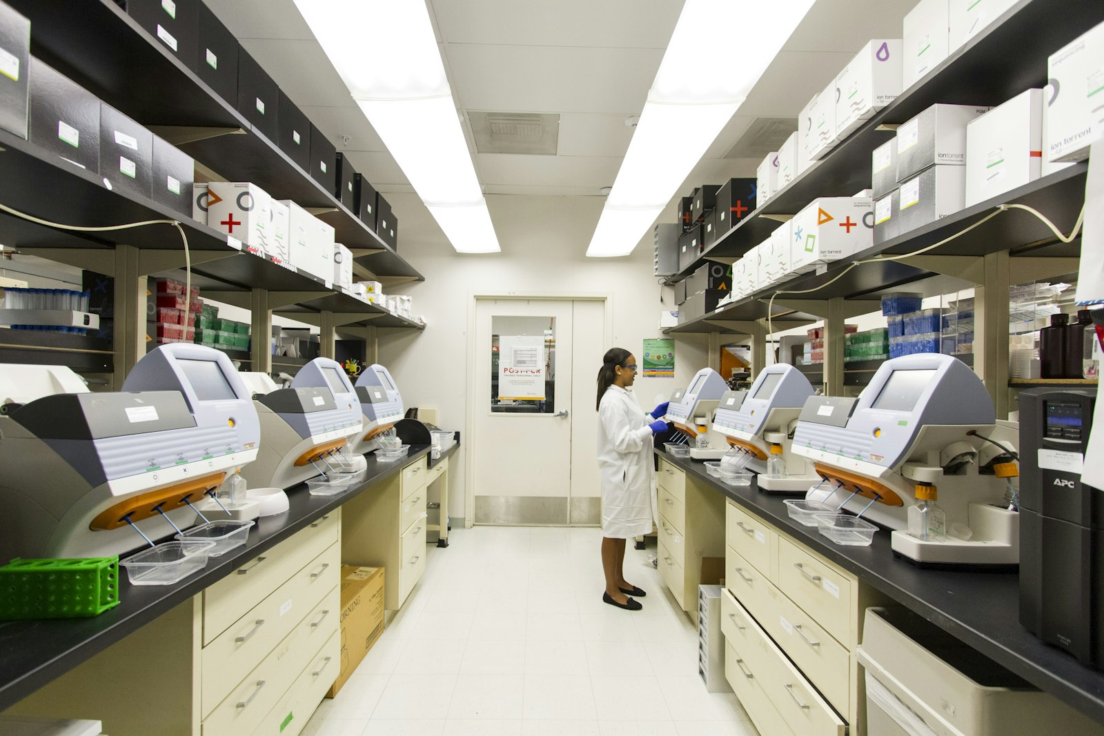 Clinical laboratory lined with diagnostic analyzers